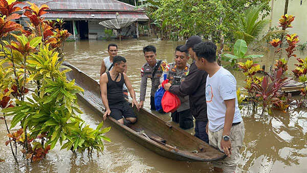Polsek Siberut, Polres Kepulauan MentawaiBantu Masyarakat Pasca Banjir 1 BANTUAN—Kapolsek Siberut, AKP Yahya Novi Sutriana, S.H, saat salurkan bantuan pada korban.