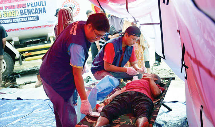 Dapatkan Pelayanan Kesehatan, Posko Semen Padang Peduli Didatangi Korban Banjir Bandang Palembayan 1 PELAYANAN KESEHATAN— Posko Semen Padang Peduli di Salareh Aia Timur, Kecamatan Palembayan, Kabupaten Agam, didatangi sejumlah korban selamat banjir bandang pada Rabu (3/12) untuk melakukan cek kesehatan.