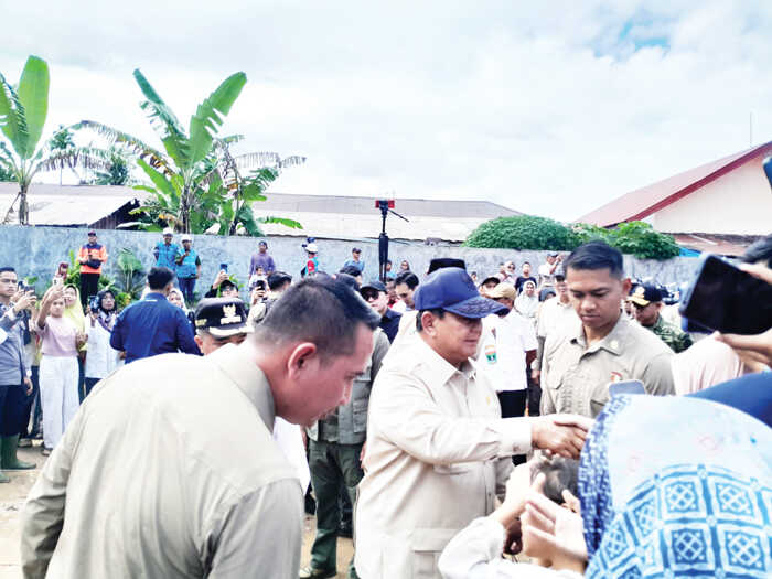 Tinjau Pengungsi di Agam, Presiden Tegaskan Pemenuhan Kebutuhan Dasar Rakyat adalah Prioritas Utama Pemerintah 1 TINJAU POSKO PENGUNGSIAN— Presiden RI Prabowo Subianto saat meninjau posko pengungsi SD 05 Kayu Pasak, Kecamatan Palembayan, Kamis (18/12).