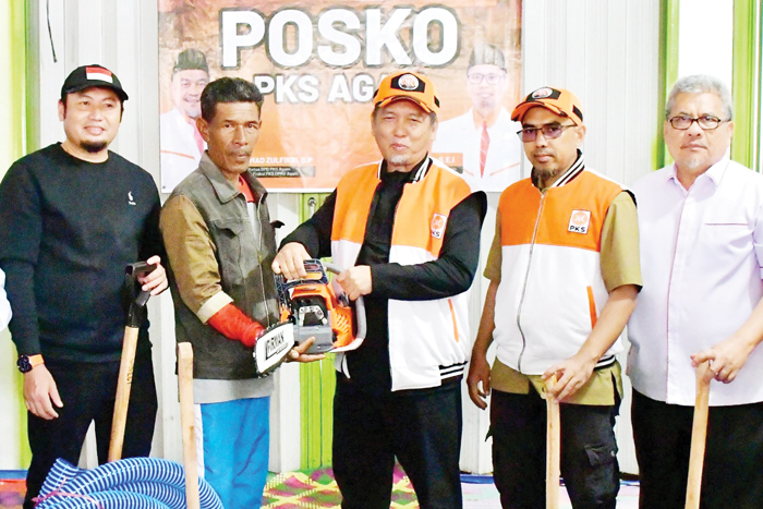 Presiden PKS Tinjau Lokasi Bencana Galodo di Malalak 1 BERIKAN BANTUAN— Presiden PKS, Almuzzammil Yusuf, beserta rombongan, meninjau dan memberikan bantuan langsung ke lokasi terdampak bencana galodo di Kecamatan Malalak, Sabtu (27/12).