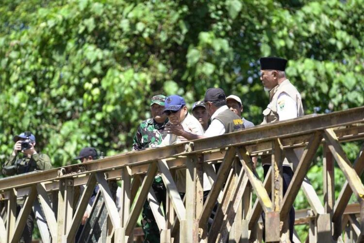 Pembangunan Jembatan Bailey Padang Mantuang, Prabowo Apresiasi TNI dan Warga 1 Presiden Prabowo Apresiasi TNI dan Warga v