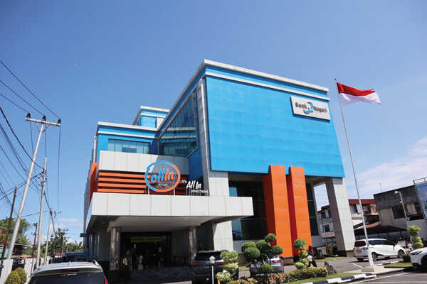 Bank Nagari Hadirkan Dua Program Tabungan Akhir Tahun 2025 1 PROGRAM AKHIR TAHUN— Menjelang penutupan tahun 2025, Bank Nagari kembali menegaskan komitmennya dalam memperkuat budaya menabung sekaligus meningkatkan literasi keuangan masyarakat Sumatera Barat, dengan meluncurkan program tabungan unggulan, yakni Gebyar Hadiah Tabungan Bank Nagari dan Sikoci Cuan 2025.