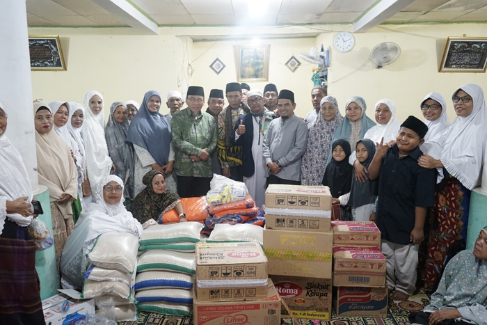 SERAHKAN BANTUAN— Wakil Wali Kota Padang, Buya Maigus Nasir menyerahkan bantuan kemanusiaan bagi warga terdampak bencana banjir bandang, saat menyilau kampung halamannya di Nagari Paninggahan, Kabupaten Solok.