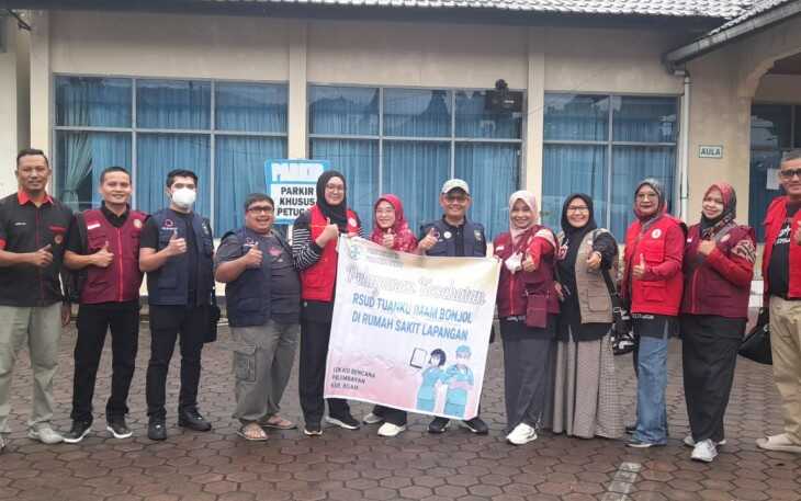 RSUD Tuanku Imam Bonjol Turunkan Tim Medis di Palembayan 1 TURUNKAN TIM MEDIS— RSUD Tuanku Imam Bonjol menurunkan tim kesehatan yang tergabung dalam Persi (Persatuan Rumah Sakit Indonesia), ke daerah terdampak bencana, Kamis (11/12).