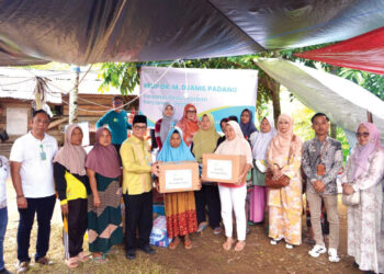 RSUP Dr. M. Djamil Kunjungi Korban Banjir Bandang, Serahkan Bantuan dan Siapkan Posko Kesehatan di Lokasi Terdampak