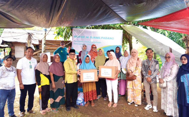 BANTUAN LOGISTIK— Dipimpin Dirut Dovy Djanas, jajaran Direksi lengkap, bersama DWP RSUP Dr. M. Djamil meninjau posko pengungsian dan menyerahkan bantuan logistik di kawasan Batu Busuak, Kelurahan Kapalo Koto, Kecamatan Pauh, Jumat (5/12).
