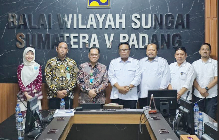 RENCANA PEMBANGUNAN SUMUR BOR—  Direktur Utama RSUP Dr. M. Djamil, Dr. dr. Dovy Djanas Sp.OG, KFM, MARS, FISQua, melakukan pertemuan intensif  dengan Balai Wilayah Sungai (BWS) Sumatera V Padang guna mematangkan rencana pembangunan sumur bor skala besar.