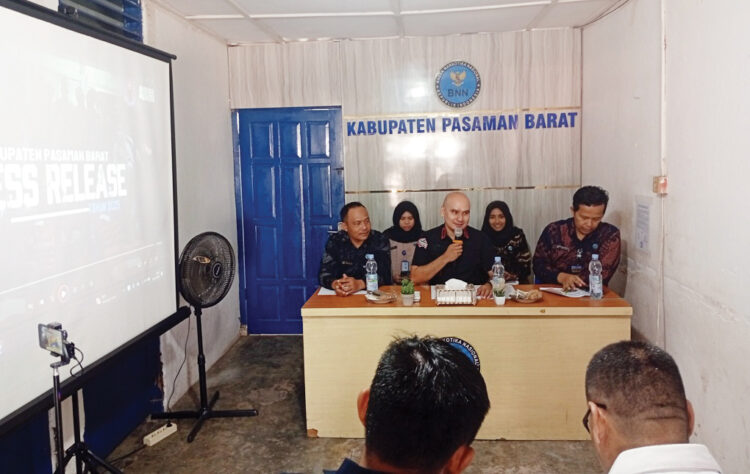 PRESS RELEASE— Kepala BNNK Pasbar, Rangga Noverio memaparkan pengungkapan kasus selama tahun 2025.