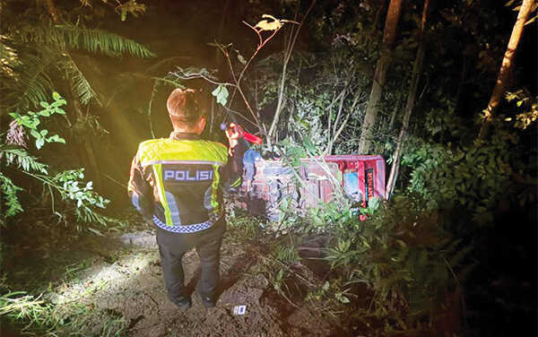 Bawa Rombongan Wisata, Odong-odong Terjun ke Jurang di Jalur Tapan–Kerinci, 3 Tewas, 17 Luka-luka 1 MASUK JURANG— Kendaraan odong-odong yang membawa rombongan wisatawan dari Nagari Lakitan, Kecamatan Lengayang, Kabupaten Pesisir Selatan, terperosok ke dalam jurang sedalam sekitar 10 meter di KM 30, Puncak Sungai Penuh.