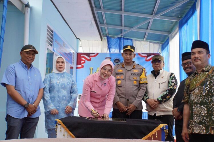 PERESMIAN SPPG— Wali Kota Padang Panjang Hendri Arnis meresmikan Satuan Pelayanan Pemenuhan Gizi (SPPG) Koto Panjang Yayasan Kemala Bhayangkari Kota Padang Panjang, Jumat (26/12).