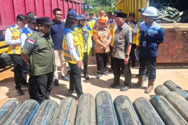 Rusak Dihondoh Galodo, Kementerian PU Serahkan Bantuan Pipa IPA Perumda Padang 1 BANTUAN PIPA— Wakil Menteri PU Diana Kusumastuti, menyerahkan bantuan pipa untuk Instalasi Pengelolaan Air (IPA) Perumda AM kepada Wawako Padang Maigus Nasir, Kamis (18/12) di SPAM Palukahan.