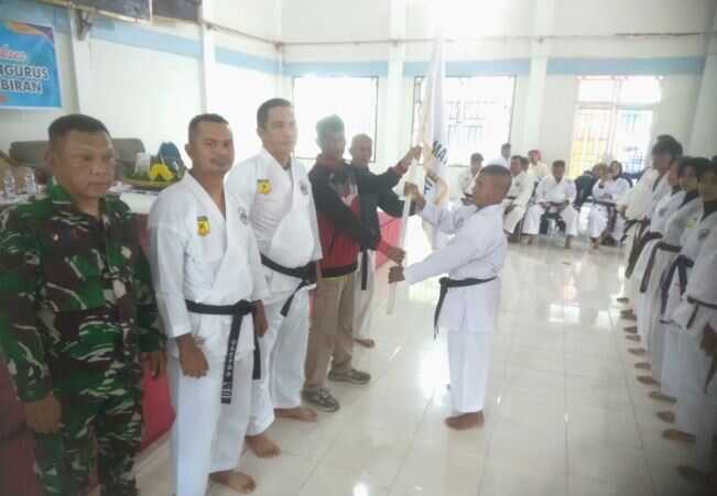 Dukung Program Padang Juara, Dojo Tako Pagambiran Dikukuhkan 1 SERAHKAN BENDERA— Rusdi, didampingi camat Lubeg Nofiandi Amir serahkan bendera oragnisasi kepada Syafrizal selaku Ketua terpilih Dojo Pagambiran.