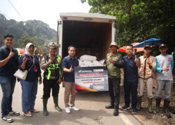 SERAHKAN BANTUAN— Pimpinan manajemen PT Menara Agung menyerahkan bantuan sembako kepada BPBD Padangpanjang untuk didistribusikan ke warga yang terdampak bencana.