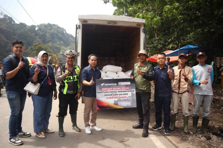 Bantu Korban Bencana di Padangpanjang, PT Menara Agung Distribusikan 500 Kg Beras dan 100 Dus Mie Instan 1 SERAHKAN BANTUAN— Pimpinan manajemen PT Menara Agung menyerahkan bantuan sembako kepada BPBD Padangpanjang untuk didistribusikan ke warga yang terdampak bencana.