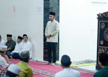 SAFARI SUBUH— Wako Solok Ramadhani menghadiri kegiatan Safari Subuh di Masjid Nur Syuhada, Jumat (12/12). Turut hadir Wakil Wali Kota, beberapa kepala OPD, serta masyarakat setempat yang menyambut kegiatan ini dengan hangat.
