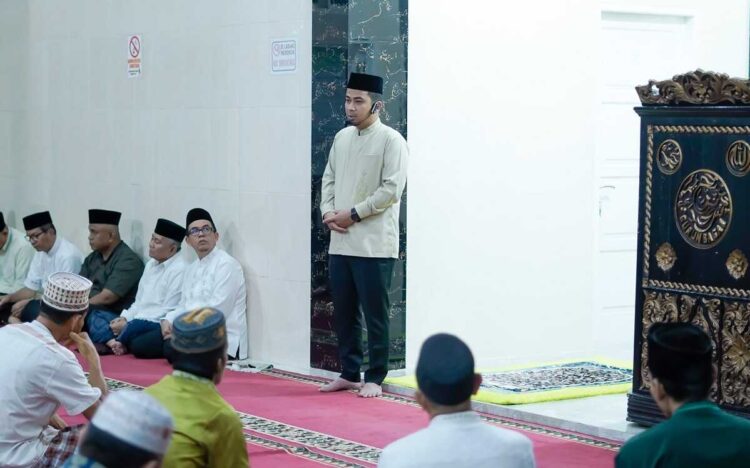 Safari Subuh di Masjid Nur Syuhada, Kuatkan Silaturahmi dan Ajakan Memulihkan Lingkungan Pascabanjir 1 SAFARI SUBUH— Wako Solok Ramadhani menghadiri kegiatan Safari Subuh di Masjid Nur Syuhada, Jumat (12/12). Turut hadir Wakil Wali Kota, beberapa kepala OPD, serta masyarakat setempat yang menyambut kegiatan ini dengan hangat.