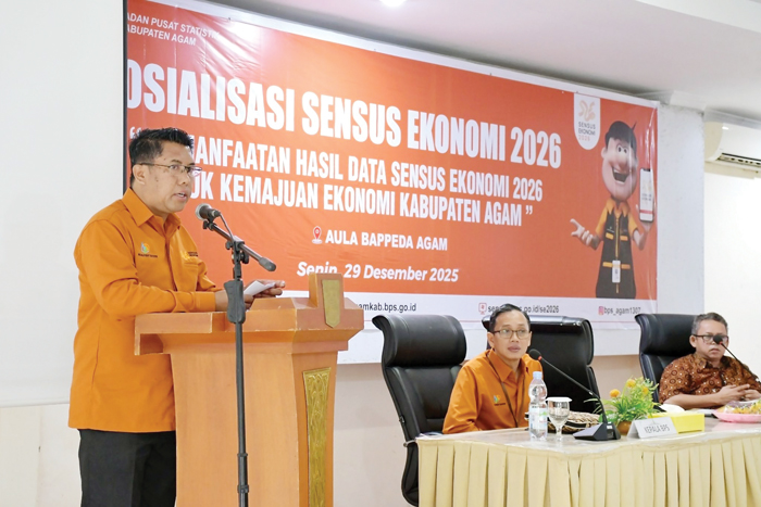 SOSIALISASI— Sekretaris Daerah Kabupaten Agam, Dr Mhd Luthfi, saat membuka Sosialisasi Sensus Ekonomi 2026, di Aula Bappeda Agam, Senin (29/12).
