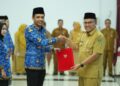 117 PPPK Paruh Waktu Pemprov Sumbar Terima SK, Sekdaprov Ingatkan Disiplin dan Etos Kerja 11 SERAHKAN SK— Sekretaris Daerah Provinsi Sumatera Barat, Arry Yuswandi menyerahkan Surat Keputusan (SK) pengangkatan kepada 117 tenaga honorer Pemerintah Provinsi Sumatera Barat, Senin (29/12).