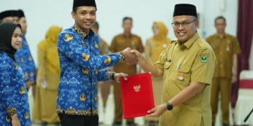 117 PPPK Paruh Waktu Pemprov Sumbar Terima SK, Sekdaprov Ingatkan Disiplin dan Etos Kerja 9 SERAHKAN SK— Sekretaris Daerah Provinsi Sumatera Barat, Arry Yuswandi menyerahkan Surat Keputusan (SK) pengangkatan kepada 117 tenaga honorer Pemerintah Provinsi Sumatera Barat, Senin (29/12).