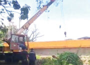 Selamatkan Pilar Jembatan Siteba, Gelondongan Kayu Disingkirkan