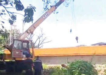 ANGKUT GELONDONGAN KAYU—Gelondongan kayu di bawah jembatan Siteba diangkut menggunakan crane. Gelondongan kayu sempat menghantam pilar jembatan Siteba pada musibah banjir bandang 28 November lalu.