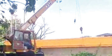 Selamatkan Pilar Jembatan Siteba, Gelondongan Kayu Disingkirkan 13 Selamatkan Pilar Jembatan Siteba, Gelondongan Kayu Disingkirkan