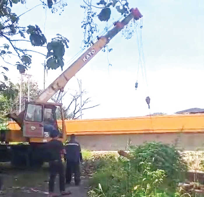 Selamatkan Pilar Jembatan Siteba, Gelondongan Kayu Disingkirkan 1 ANGKUT GELONDONGAN KAYU—Gelondongan kayu di bawah jembatan Siteba diangkut menggunakan crane. Gelondongan kayu sempat menghantam pilar jembatan Siteba pada musibah banjir bandang 28 November lalu.