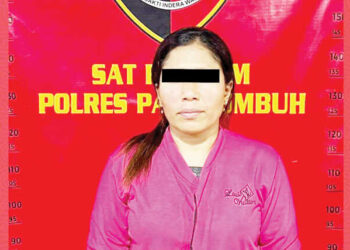 DITANGKAP— Polres Payakumbuh mengamankan seorang IRT yang tega menjual anak kandungnya di aplikasi hijau (MiChat) untuk dijadikan pemuas nafsu pria hidung belang.