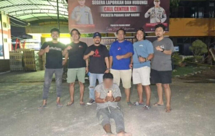 CURI PONSEL— Polisi menangkap laki-laki berinisial AM (44) pada Sabtu (6/12) dini hari sekitar pukul 3.00 WIB karena diduga mencuri ponsel di sebuah warung di Kelurahan Pisang, Kecamatan Pauh, Kota Padang.