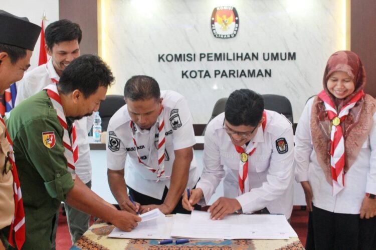 TEKEN PERJANJIAN KERJA SAMA— Wakil Wali Kota Pariaman Mulyadi, selaku Ketua Kwartir Cabang (KaKwarcab) Pramuka Kota Pariaman, teken perjanjian kerjasama Pembentukan Saka Pramuka Rintisan Yogaswara di lingkungan KPU Kota Pariaman, yang digelar di Kantor KPU Kota Pariaman, Desa Air Santok, Kecamatan Pariaman Timur, Rabu (24/12).