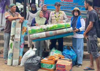 BANTUAN— Ikatan Wanita Pengusaha Indonesia (IWAPI) Kota Sawahlunto, berkolaborasi bersama Pramuka Kwarcab Kota Sawahlunto, memberikan bantuan untuk korban terdampak banjir dan longsor di Kabupaten Tanah Datar dan Kabupaten Solok, Selasa (16/12).