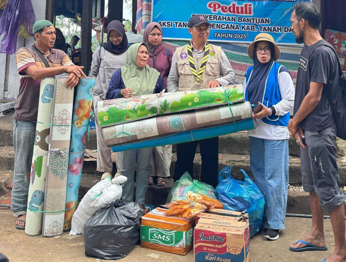 IWAPI Sawahlunto Banti Korban Banjir Tanahdatar dan Kabupaten Solok 1 BANTUAN— Ikatan Wanita Pengusaha Indonesia (IWAPI) Kota Sawahlunto, berkolaborasi bersama Pramuka Kwarcab Kota Sawahlunto, memberikan bantuan untuk korban terdampak banjir dan longsor di Kabupaten Tanah Datar dan Kabupaten Solok, Selasa (16/12).