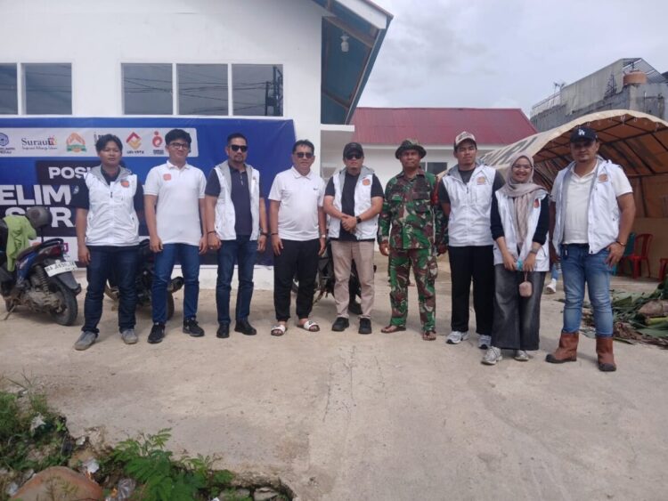 BANTUAN— Ketua DPD REI Peduli Bencana Sumbar, Budi Yanto bersama rombongan disambut  Wakil Ketua DPRD Kota Padang Mastilizal Aye usai serahkan bantuan.