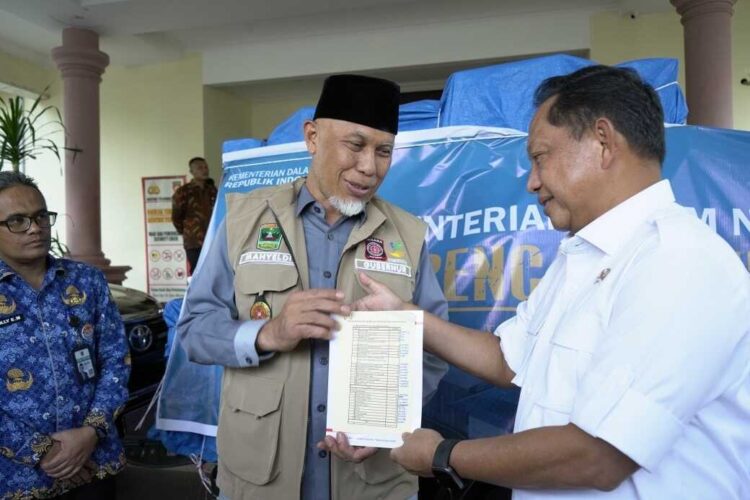 Mendagri Tito Karnavian Serahkan Bantuan 1 SERAHKAN BANTUAN— Mendagri Tito Karnavian menyerahkan bantuan kemanusiaan secara simbolis kepada Gubernur Mahyeldi.