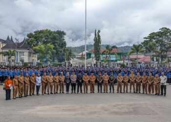 1.862 PPPK Paruh Waktu Terima SK Pengangkatan, ASN Pemkab Pasaman Harus jadi Teladan dan Berintegritas 7 PENYERAHAN SK PENGANGKATAN— Bupati Pasaman Welly Suhery, melantik dan menyerahkan SK Pengangkatan 1.862 PPPK Paruh Waktu, di halaman Kantor Bupati Pasaman.