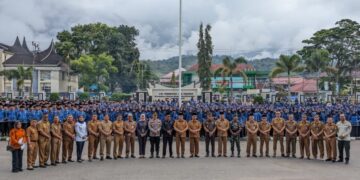 PENYERAHAN SK PENGANGKATAN— Bupati Pasaman Welly Suhery, melantik dan menyerahkan SK Pengangkatan 1.862 PPPK Paruh Waktu, di halaman Kantor Bupati Pasaman.