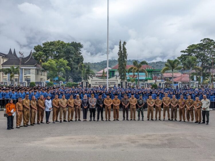 PENYERAHAN SK PENGANGKATAN— Bupati Pasaman Welly Suhery, melantik dan menyerahkan SK Pengangkatan 1.862 PPPK Paruh Waktu, di halaman Kantor Bupati Pasaman.