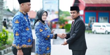 SERAHKAN SK PENGANGKATAN— Wali Kota Solok, Dr. H. Ramadhani Kirana Putra, saat menyerahkan Surat Keputusan (SK) Pengangkatan kepada perwakilan PPPK.