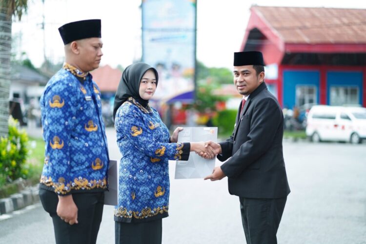 ASN Purna Tugas Terima JHT, 1.114 PPPK Paruh Waktu Terima SK Pengangkatan 1 SERAHKAN SK PENGANGKATAN— Wali Kota Solok, Dr. H. Ramadhani Kirana Putra, saat menyerahkan Surat Keputusan (SK) Pengangkatan kepada perwakilan PPPK.