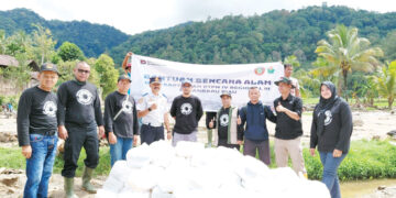 Kolaborasi BPC-Serikat Pekerja PTPN IV Riau Regional III Riau, Salurkan Bantuan untuk Korban Banjir Bandang 9 SALURKAN BANTUAN— Serikat PT PTPN IV Riau berkolaborasi bersama BPC kembali menyalurkan bantuan untuk korban bencana banjir bandang di Jorong Bancah dan Sungai Batang, Kabupaten Agam, Sumatera Barat, Senin (29/12).