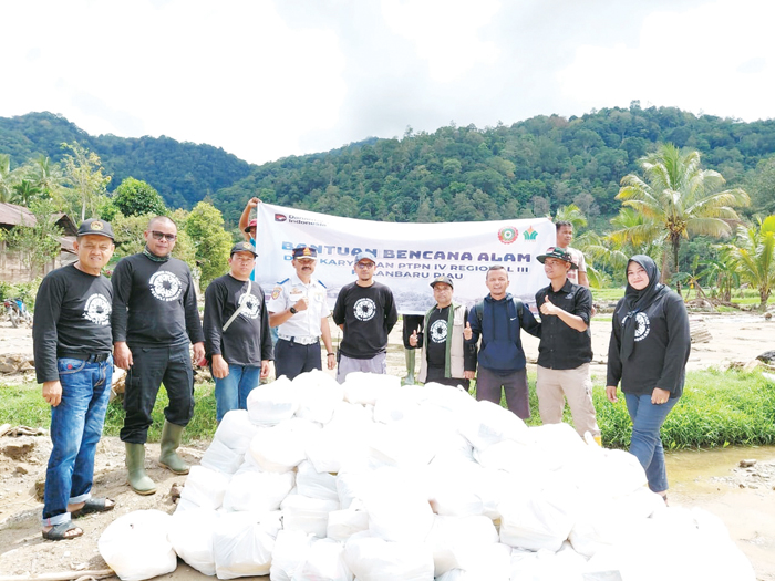 SALURKAN BANTUAN— Serikat PT PTPN IV Riau berkolaborasi bersama BPC kembali menyalurkan bantuan untuk korban bencana banjir bandang di Jorong Bancah dan Sungai Batang, Kabupaten Agam, Sumatera Barat, Senin (29/12).
