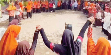 Seluruh Seragam dan Perlengkapan Sekolah Dihondoh Banjir, Ratusan Siswa SDN 07 Gurun Laweh Gunakan Pakaian Bebas, Jalani Trauma Healing 9 Seluruh Seragam dan Perlengkapan Sekolah Dihondoh Banjir, Ratusan Siswa SDN 07 Gurun Laweh Gunakan Pakaian Bebas, Jalani Trauma Healing