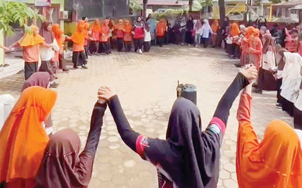 Seluruh Seragam dan Perlengkapan Sekolah Dihondoh Banjir, Ratusan Siswa SDN 07 Gurun Laweh Gunakan Pakaian Bebas, Jalani Trauma Healing 1 PEMULIHAN MENTAL— Siswa SDN 07 Gurun Laweh yang menjadi korban banjir bandang mendapat trauma healing dengan cara bermain untuk memulihkan mental mereka, di halaman sekolah.