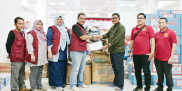 BANTUAN— IDI Provinsi Riau menyalurkan bantuan berbagai kebutuhan dasar bagi warga terdampak. Bantuan diantarkan langsung ke Posko Komando Tanggap Darurat Kabupaten Agam, yang diterima Kalaksa BPBD Agam, Ramad Lasmono, Minggu (28/12) malam.