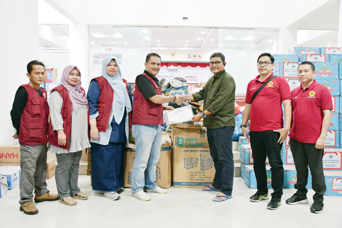 BANTUAN— IDI Provinsi Riau menyalurkan bantuan berbagai kebutuhan dasar bagi warga terdampak. Bantuan diantarkan langsung ke Posko Komando Tanggap Darurat Kabupaten Agam, yang diterima Kalaksa BPBD Agam, Ramad Lasmono, Minggu (28/12) malam.