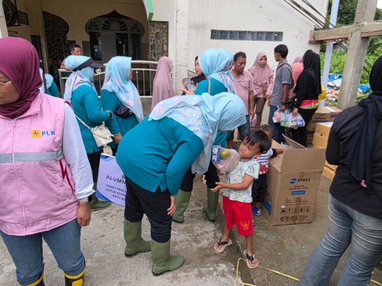 DUKUNGAN MORAL— Srikandi dan PIKK PLN UID Sumatera Barat hadir memberikan dukungan moral sekaligus bantuan langsung kepada para pengungsi korban banjir di Sumatera Barat.