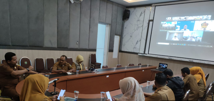 RAKOR— Staf Ahli Bidang Ekonomi, Pembangunan, dan Keuangan Pemkab Solok, Deni Prihatni mengikuti Rakor Pengendalian Inflasi Daerah yang dirangkaikan dengan Evaluasi Dukungan Pemerintah Daerah dalam Program 3 Juta Rumah, secara daring.