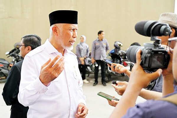 Sumbar Mendapat Alokasi Khusus Solar Sebanyak 191.520 Liter untuk Kebutuhan Penanganan Bencana 1 WAWANCARA— Gubernur Sumbar, Mahyeldi Ansharullah saat diwawancarai.