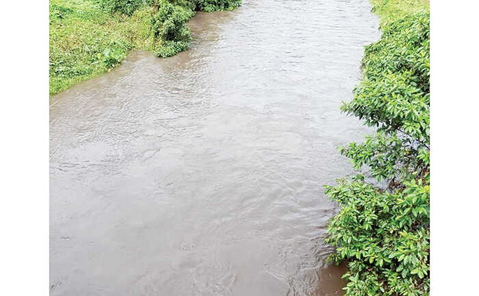 Sungai Suil kembali Menghitam, Warga Sinamar Desak Pemerintah Tindak Tegas PT TKA 1 TERCEMAR— Sungai Suil yang berubah warna diduga akibat limbah PT TKA.