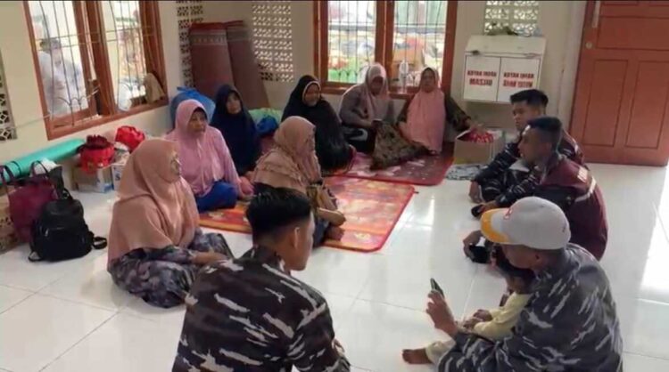 TNI AL Turunkan Tim Trauma Healing untuk Korban Bencana Sumbar 1 TRAUMA HEALING—Tim Psikologi atau Trauma Healing TNI AL saat bersama para korban bandang di Lubuk Minturun, Kecamatan Koto Tangah, Kota Padang.